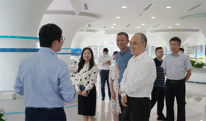 成都市委常委、秘书长杜海波一行赴清华四川能源互联网研究院考察调研新能源产业发展情况并召开12345产...