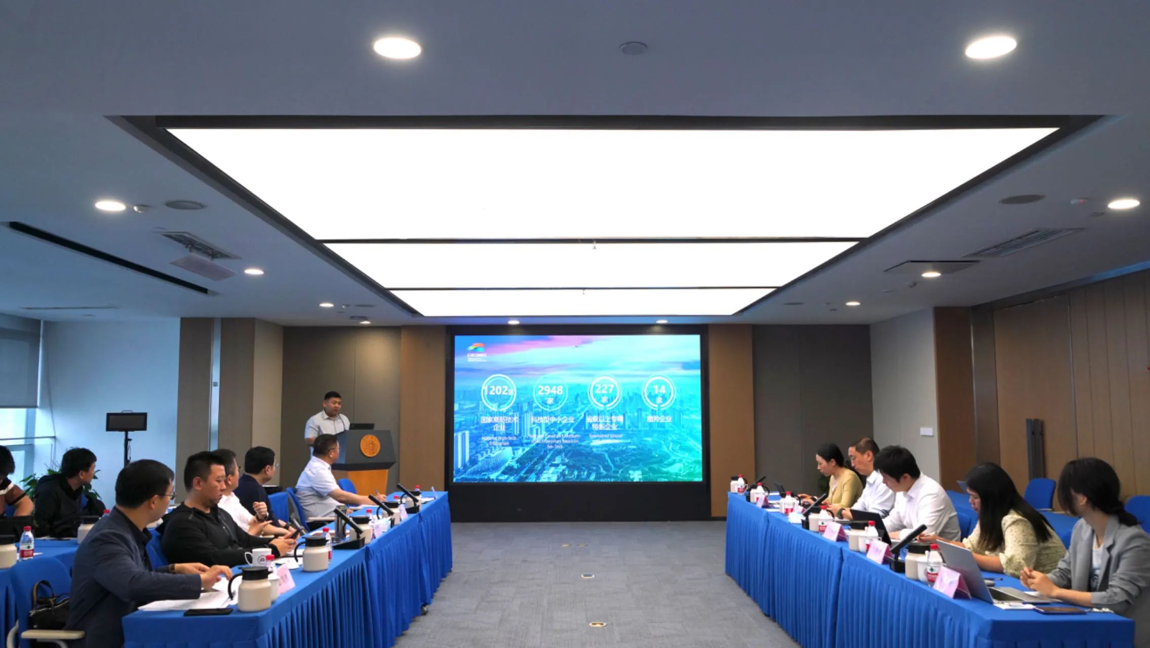 石家庄市高新区管委会主任赵路新一行到清华四川院调研交流