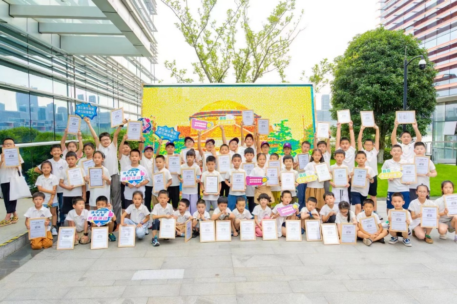 在清华四川院， 70名青少年用3500块魔方变出了……